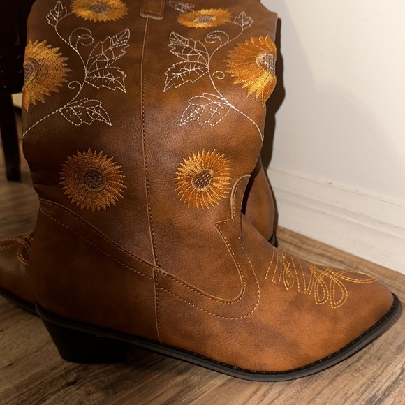 En Bloom Sunflower Mid-Calf
Cowboy Boots - Tan, Us9,5-10/Eu42 /... - Picture 2 of 14
